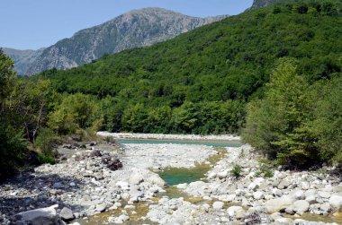 Yunanistan, nehir yatağında kaya ve taşlar, Tzoumerka Ulusal Parkı 'ndaki Arachthos Nehri' nin bir kolu - Peristeri- Arachthos Boğazı ve Acheloos Vadisi