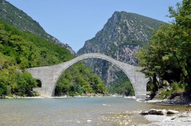 Yunanistan, Arachthos Nehri üzerindeki Plaka Köprüsü sel yüzünden yıkılan Balkanlardaki en büyük tek kemerli taş köprü, Tzoumerka- Peristeri- Arachthos Vadisi ve Acheloos Vadisi Ulusal Parkı