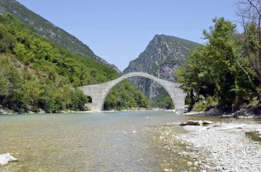 Yunanistan, Epirus, Arachthos nehri üzerindeki Plaka kemer taşı köprüsünü, Balkanların en büyük kemer taşı köprüsünü, Tzoumerka- Peristeri- Arachthos Vadisi ve Acheloos Vadisi 'ndeki Ulusal Park' ı yeniden inşa etti.