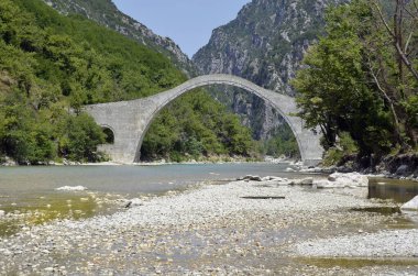 Yunanistan, Arachthos Nehri üzerindeki Plaka Köprüsü sel yüzünden yıkılan Balkanlardaki en büyük tek kemerli taş köprü, Tzoumerka- Peristeri- Arachthos Vadisi ve Acheloos Vadisi Ulusal Parkı