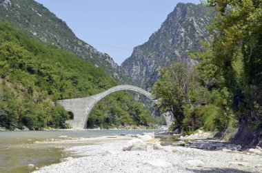 Yunanistan, Arachthos Nehri üzerindeki Plaka Köprüsü sel yüzünden yıkılan Balkanlardaki en büyük tek kemerli taş köprü, Tzoumerka- Peristeri- Arachthos Vadisi ve Acheloos Vadisi Ulusal Parkı