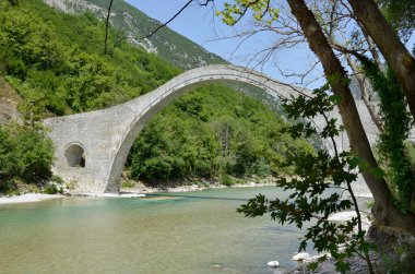 Yunanistan, Arachthos Nehri üzerindeki Plaka Köprüsü sel yüzünden yıkılan Balkanlardaki en büyük tek kemerli taş köprü, Tzoumerka- Peristeri- Arachthos Vadisi ve Acheloos Vadisi Ulusal Parkı