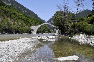 Yunanistan, Arachthos Nehri üzerindeki Plaka Köprüsü sel yüzünden yıkılan Balkanlardaki en büyük tek kemerli taş köprü, Tzoumerka- Peristeri- Arachthos Vadisi ve Acheloos Vadisi Ulusal Parkı
