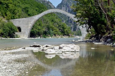 Yunanistan, Arachthos Nehri üzerindeki Plaka Köprüsü sel yüzünden yıkılan Balkanlardaki en büyük tek kemerli taş köprü, Tzoumerka- Peristeri- Arachthos Vadisi ve Acheloos Vadisi Ulusal Parkı