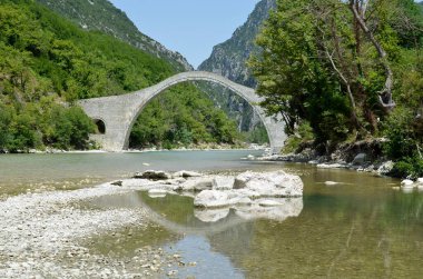 Yunanistan, Arachthos Nehri üzerindeki Plaka Köprüsü sel yüzünden yıkılan Balkanlardaki en büyük tek kemerli taş köprü, Tzoumerka- Peristeri- Arachthos Vadisi ve Acheloos Vadisi Ulusal Parkı