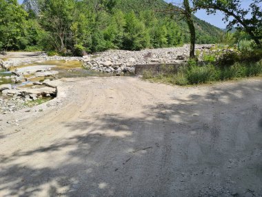 Yunanistan, yolun sonu, nehir yatağında kaya ve taşlar, Tzoumerka Ulusal Parkı 'ndaki Arachtos Nehri' nin bir kolu - Peristeri- Arachthos Boğazı ve Acheloos Vadisi;