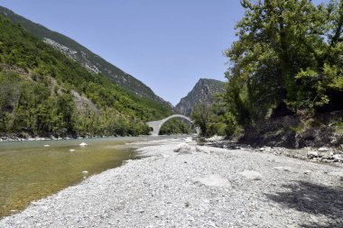 Yunanistan, Arachthos Nehri üzerindeki Plaka Köprüsü sel yüzünden yıkılan Balkanlardaki en büyük tek kemerli taş köprü, Tzoumerka- Peristeri- Arachthos Vadisi ve Acheloos Vadisi Ulusal Parkı