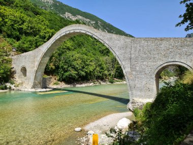 Yunanistan, Arachthos Nehri üzerindeki Plaka Köprüsü sel yüzünden yıkılan Balkanlardaki en büyük tek kemerli taş köprü, Tzoumerka- Peristeri- Arachthos Vadisi ve Acheloos Vadisi Ulusal Parkı