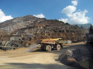 Avusturya, Erzberg - Styria 'da demir madenciliği, ağır yük kamyonu ile toz gelişimine karşı sulama