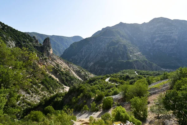 Yunanistan, Epirus, manzara ve Tzoumerka Milli Parkı 'ndaki dağ yolu