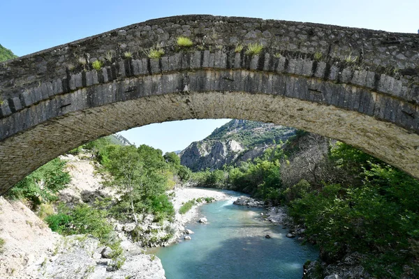 Yunanistan, Epirus, Tzoumerka Ulusal Parkı 'ndaki Arachthos Nehri üzerindeki eski taş köprü; Peristeri; Arachtos Vadisi ve Achaloos Vadisi,