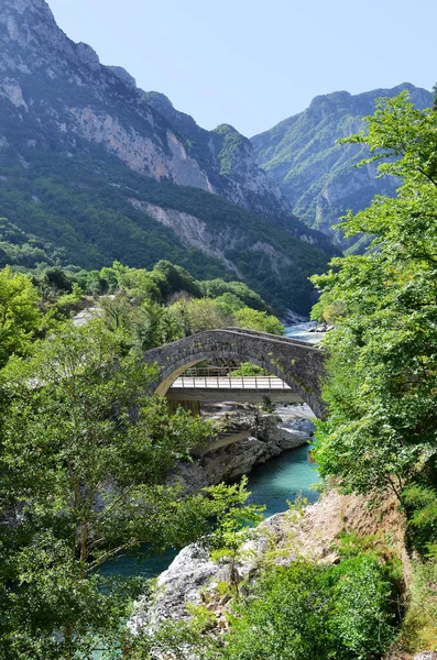 Yunanistan, Tzoumerka Ulusal Parkı 'ndaki Arachtos Nehri üzerindeki eski ve yeni köprüyle manzara Peristeri- Arachthos Vadisi ve Acheloos Vadisi
