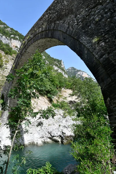 Yunanistan, Epirus, Tzoumerka- Peristeri- Arachthos Vadisi ve Acheloos Vadisi 'ndeki Arachthos Nehri üzerindeki eski manzaralar.