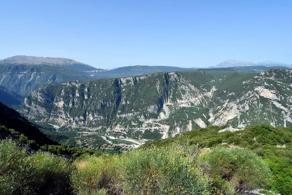 ギリシャ ツズメルカ国立公園で非常に曲がりくねった道と風景 ペリステリ アラトス渓谷とアケロス渓谷 — ストック写真