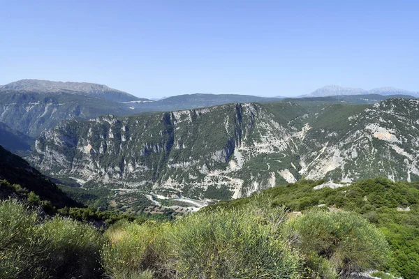 Yunanistan, Tzoumerka Ulusal Parkı, Peristeri- Arachthos Vadisi ve Acheloos Vadisi 'nde son derece dolambaçlı bir yol.