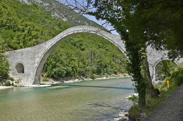 Греция Плака Мост Через Реку Арахтос Крупнейший Одноарочный Каменный Мост — стоковое фото