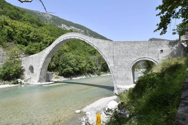 Yunanistan, Epirus, Arachtos Nehri üzerindeki Plaka kemer taşı köprüsünü yeniden inşa etti, Tzoumerka- Peristeri- Arachthos Vadisi ve Acheloos Vadisi 'ndeki Balkanlar' ın en büyük kemer taşı köprüsünü.
