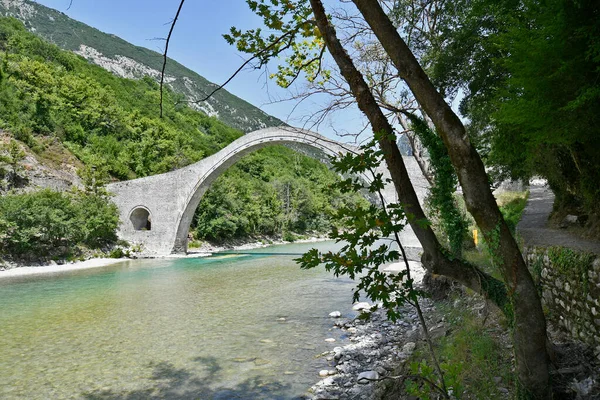 Yunanistan, Arachthos Nehri üzerindeki Plaka Köprüsü sel yüzünden yıkılan Balkanlardaki en büyük tek kemerli taş köprü, Tzoumerka- Peristeri- Arachthos Vadisi ve Acheloos Vadisi Ulusal Parkı