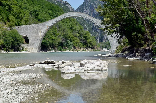 Grekland Plakabron Över Arakthos Floden Den Största Envälvda Stenbron Balkan — Stockfoto