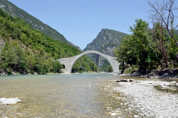 Yunanistan, Arachthos Nehri üzerindeki Plaka Köprüsü sel yüzünden yıkılan Balkanlardaki en büyük tek kemerli taş köprü, Tzoumerka- Peristeri- Arachthos Vadisi ve Acheloos Vadisi Ulusal Parkı