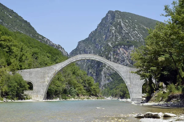 Yunanistan, Arachthos Nehri üzerindeki Plaka Köprüsü sel yüzünden yıkılan Balkanlardaki en büyük tek kemerli taş köprü, Tzoumerka- Peristeri- Arachthos Vadisi ve Acheloos Vadisi Ulusal Parkı