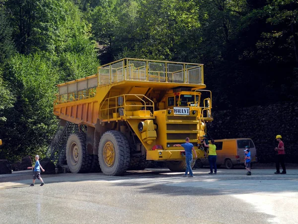 アイゼンエルツ オーストリア 9月10 2016 観光ツアーのための余分な大きなトラックとエルツベルクへの未確認の訪問者 鉄鉱石の露天掘りに用いられる — ストック写真