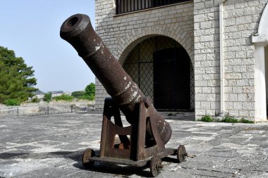 Yunanistan, eski Ioannina kalesindeki Bizans Müzesi 'nin arkasındaki demir vagonda eski top.