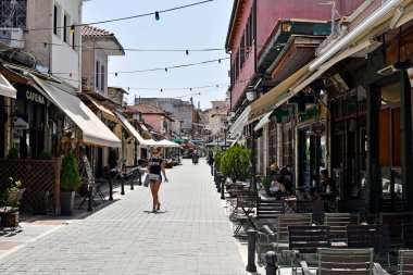 Ioannina, Yunanistan - 01 Temmuz 2021: Yaya bölgesinde çeşitli bar, dükkan ve restoranları olan kimliği belirsiz kişiler, 