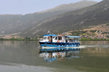Ioannina, Yunanistan - 01 Temmuz 2021: Feribottaki kimliği belirsiz kişiler, şehir ile Ioannina Adası arasındaki bağlantı
