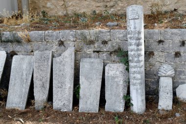 Yunanistan, Epirus 'un başkenti Ioannina' daki Aslan Paşa Camii 'nin avlusunda Arapça karakterlerin bulunduğu tabut dönemine ait mezar taşları