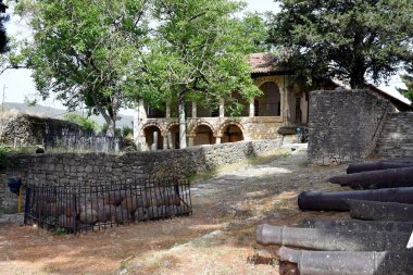 Yunanistan, Epirus 'un başkenti Ioannina' daki Aslan Paşa Camii 'nin iç avlusunda top güllesi, top mermisi ve eski yaşam alanları