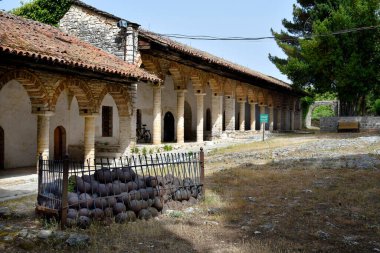 Yunanistan, Epirus 'un başkenti Ioannina' daki Aslan Paşa Camii 'nin iç avlusunda top gülleleri ve eski yaşam alanları