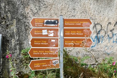 Ioannina, Yunanistan - 01 Temmuz 2021: Eski Ioannina kasabasının çeşitli ilgi alanlarının yönleri