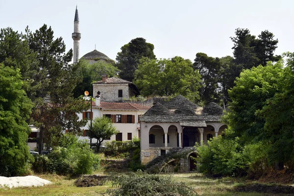 ギリシャ 旧図書館 家とアスラン パシャ モスクIn Ioannina — ストック写真