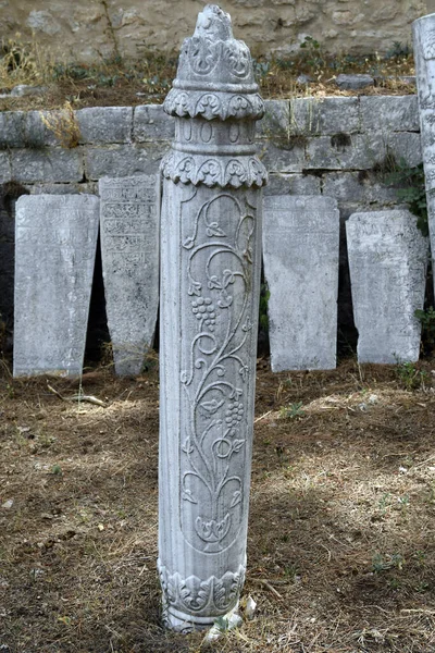 希腊首都伊庇鲁斯市伊万尼纳市阿斯兰帕夏清真寺的公共庭院中 有着阿拉伯特征的奥特曼时期墓碑 — 图库照片