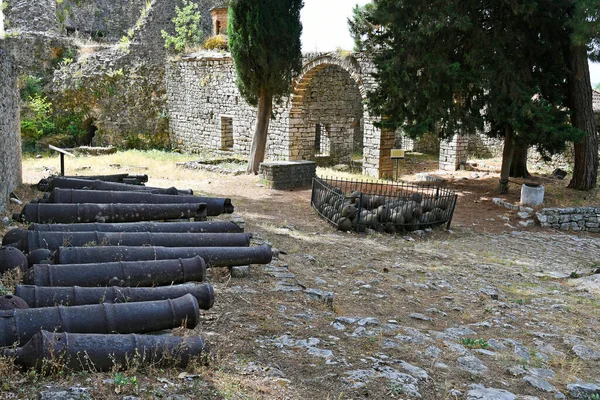 Grécia Balas Canhão Canhão Antigos Alojamentos Pátio Interno Público Mesquita — Fotografia de Stock