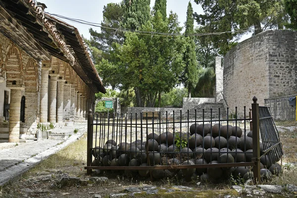 Grécia Balas Canhão Antigos Alojamentos Pátio Interno Público Mesquita Aslan — Fotografia de Stock
