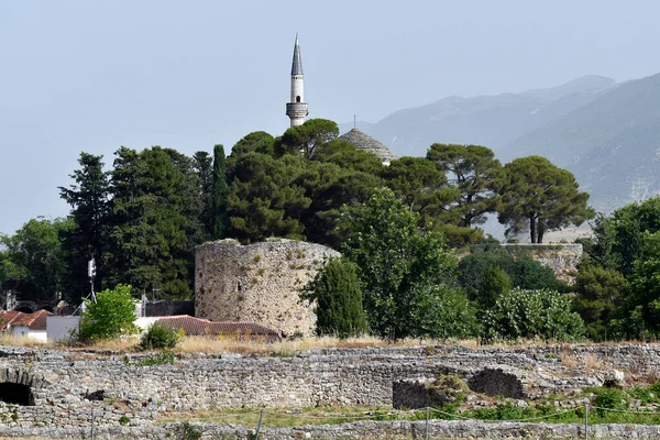 ギリシャ モスクとエピロスの首都イオアニナの古いビザンチン様式の城の古い壁 — ストック写真