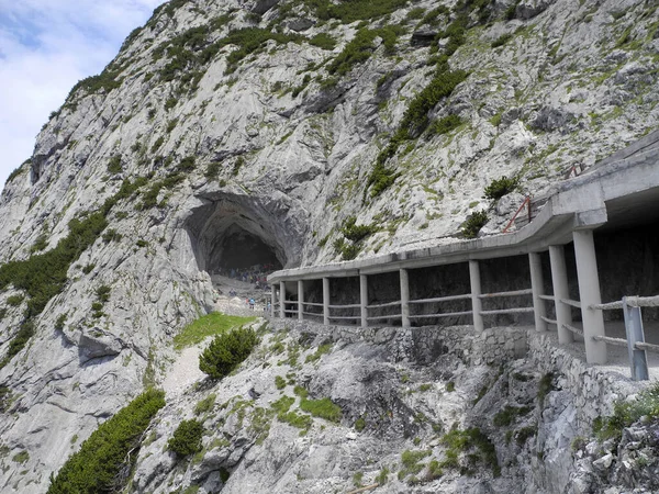 Austria Personas Entrada Camino Protegido Largo Cara Roca Eisriesenwelt Cueva Fotos de stock libres de derechos