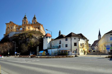 Melk, Avusturya - 26 Mart 2022: Tuna Vadisi 'nin UNESCO dünya mirası bölgesinde etkileyici barok Melk Abbey, yaya bölgesi ve Bakire Meryem' in Varsayımı Kilisesi ile şehir manzarası