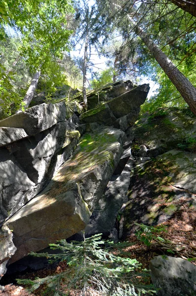 奥地利 所谓的Hohl Felsen 空心岩 是一个天然的奇观 有榴辉岩 一种特别耐腐蚀的材料 是Koralm Kristall路的一部分 — 图库照片