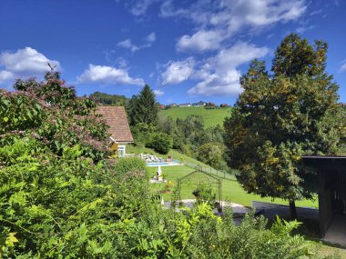 Avusturya, Dağ köyünde Maxltoni adında bir misafir evi Kitzeck im Sausal şarap rotasında yer alıyor.
