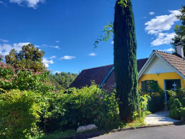 Kitzeck im Sausal, Avusturya - 20 Eylül 2022: Güney Styria 'daki dağ köyünde konuk evi, bölge özel şarap üretimiyle ünlüdür.