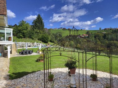 Kitzeck im Sausal, Avusturya - 20 Eylül 2022: Güney Styria 'daki dağlık köyünüzde havuzu olan ve kimliği belirlenemeyen kişi dinlenme havuzu olan misafir evi