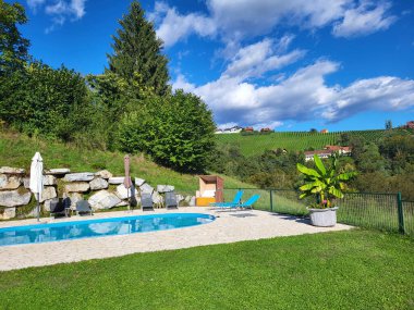 Avusturya, Dağ köyünde Maxltoni adında bir misafir evi Kitzeck im Sausal şarap rotasında yer alıyor.