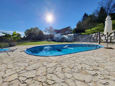 Kitzeck im Sausal, Avusturya - 20 Eylül 2022: Güney Styria 'daki dağ köyünüzde havuzu olan misafir evi, bu bölge özel şarap yapımlarıyla ünlüdür.
