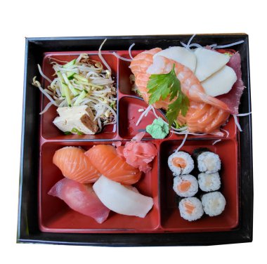 Suşi, maki, tofu ve lahanalı Sashime tabağı. 