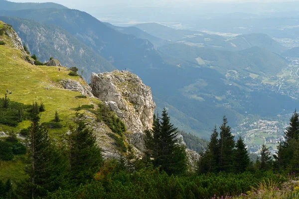 Österreich Rax Niederösterreich Fußweg Entlang Felsen Und Durch Felsfenster Teufelsloch — Stockfoto