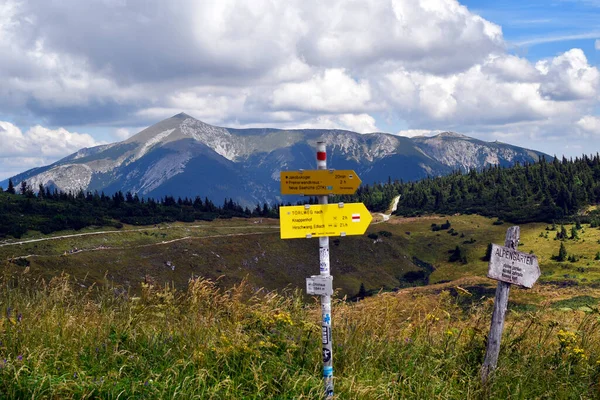 Oostenrijk Rax Berg Neder Oostenrijk Wegwijzers Met Tijden Naar Verschillende — Stockfoto