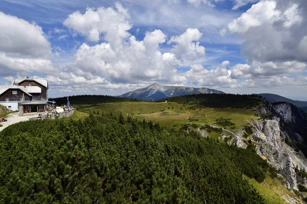 オーストリアのヒルシュワン2022年8月10日 知られていないハイカーは オーストリアのローワー オーストリアにあるラックス山のオットーハウスと呼ばれる山の旅館で休憩します — ストック写真